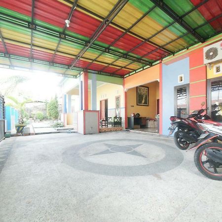 Reddoorz Syariah Near Mall Roxy Banyuwangi 2 מראה חיצוני תמונה
