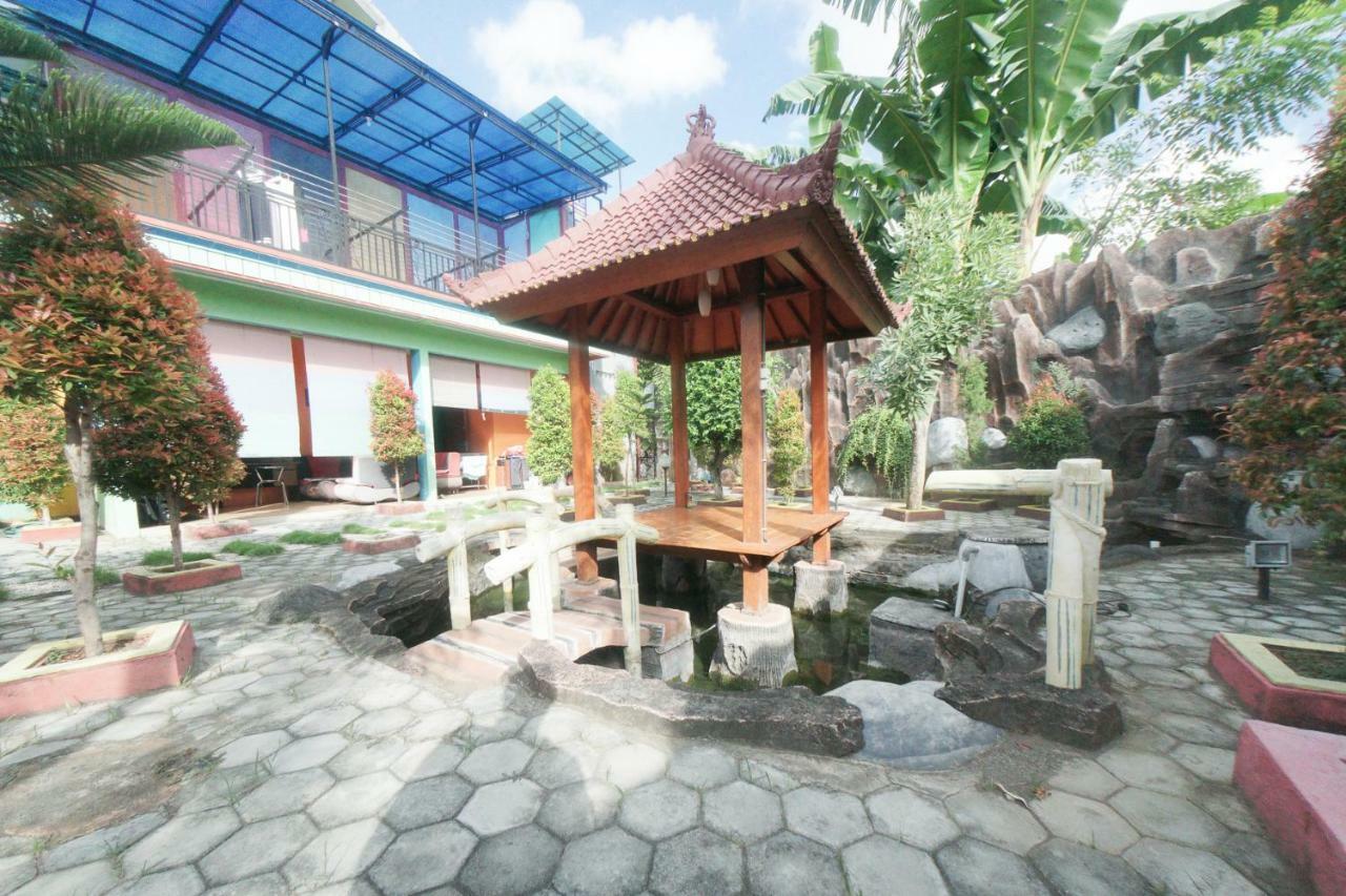 Reddoorz Syariah Near Mall Roxy Banyuwangi 2 מראה חיצוני תמונה