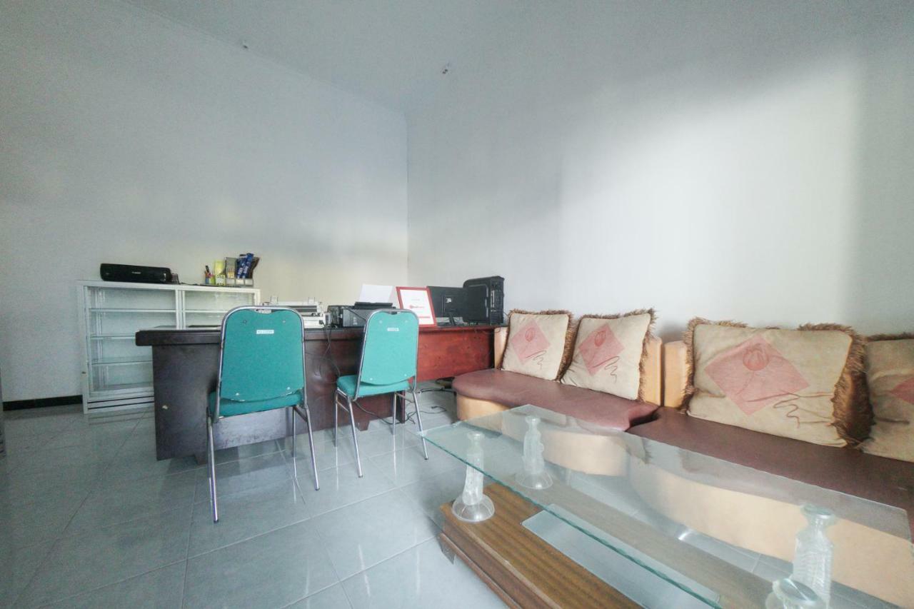 Reddoorz Syariah Near Mall Roxy Banyuwangi 2 מראה חיצוני תמונה